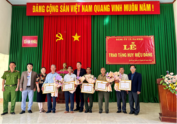 Xã Ea Khăl trao huy hiệu Đảng cho đảng viên